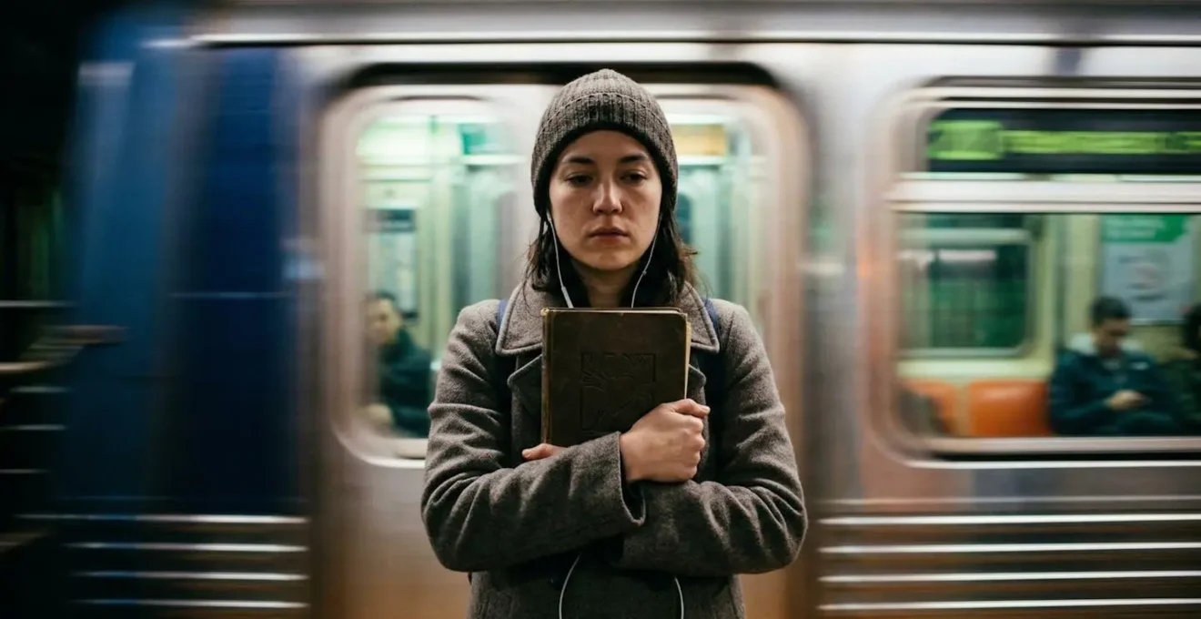 Personne écoutant un podcast littéraire dans le métro parisien