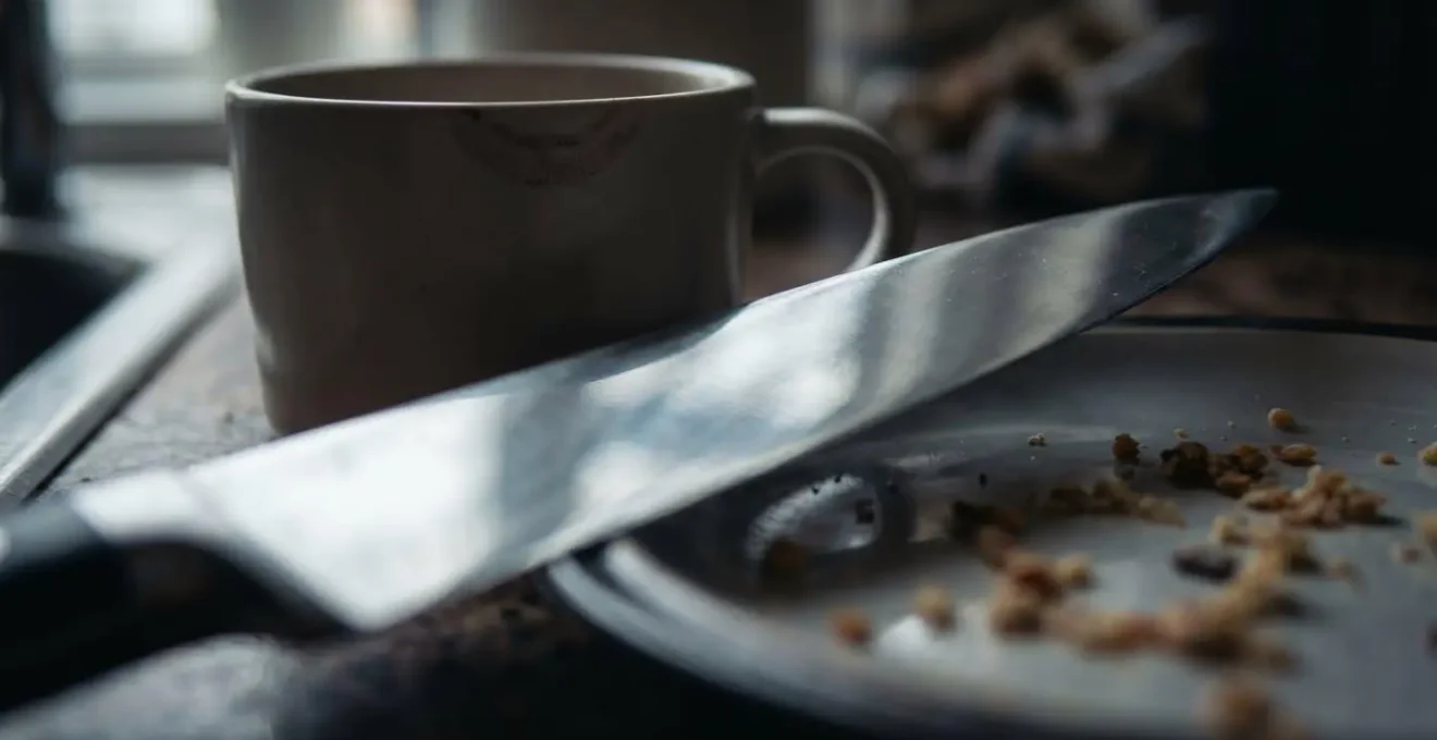 Cuisine française familière avec détails inquiétants dans la pénombre