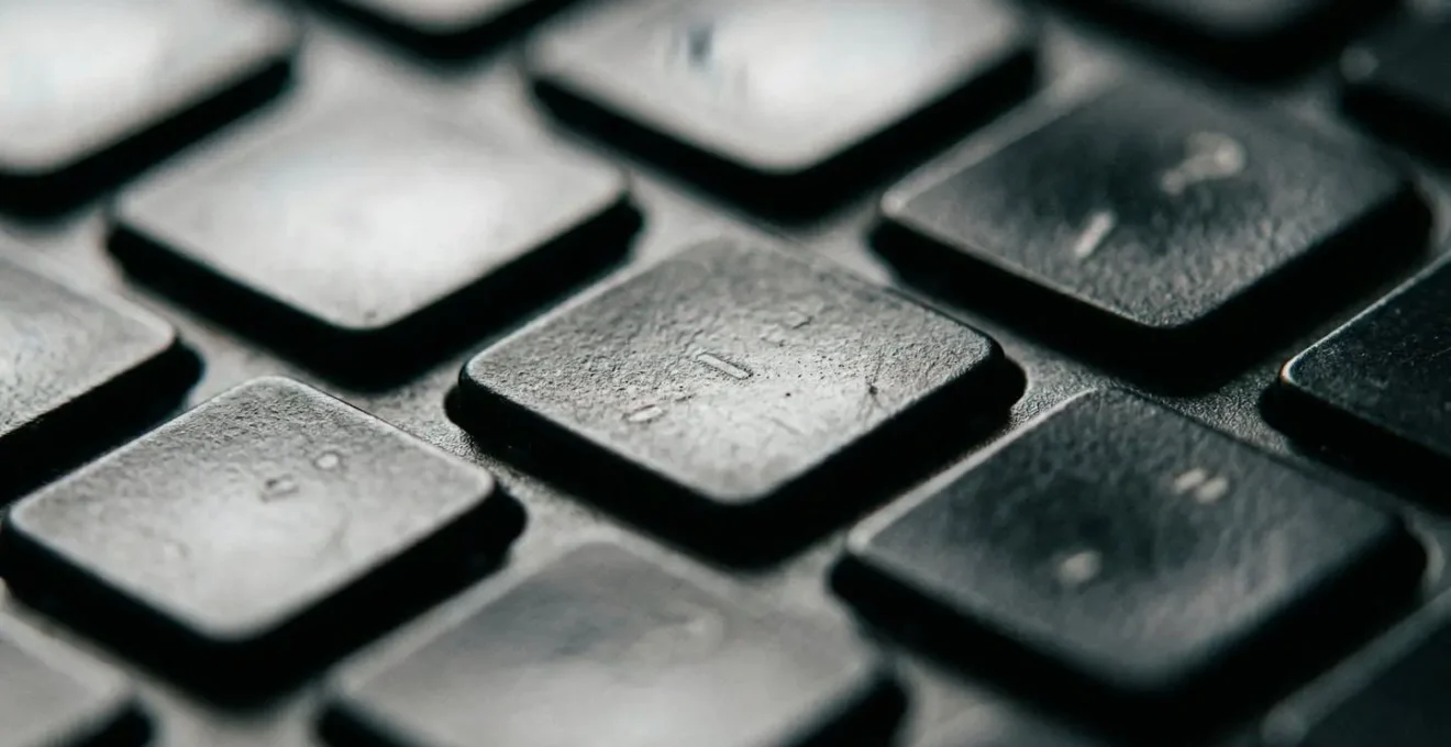 Vue macro d'une touche de clavier français montrant le tiret, avec un effet de profondeur de champ