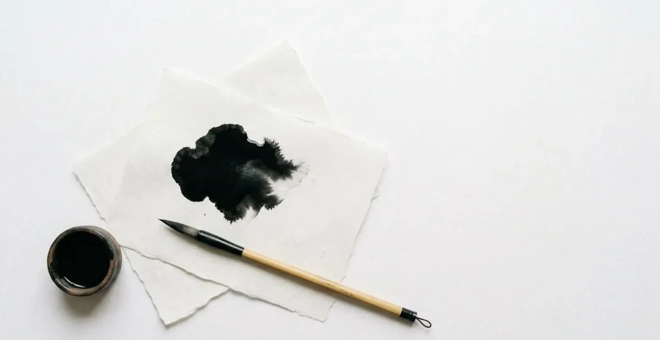 Composition minimaliste montrant l'équilibre entre encre noire et espaces vides sur papier japonais