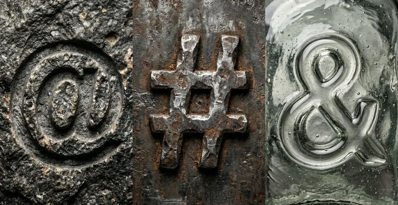 Composition artistique montrant l'évolution des symboles typographiques depuis l'esperluette jusqu'aux hashtags modernes