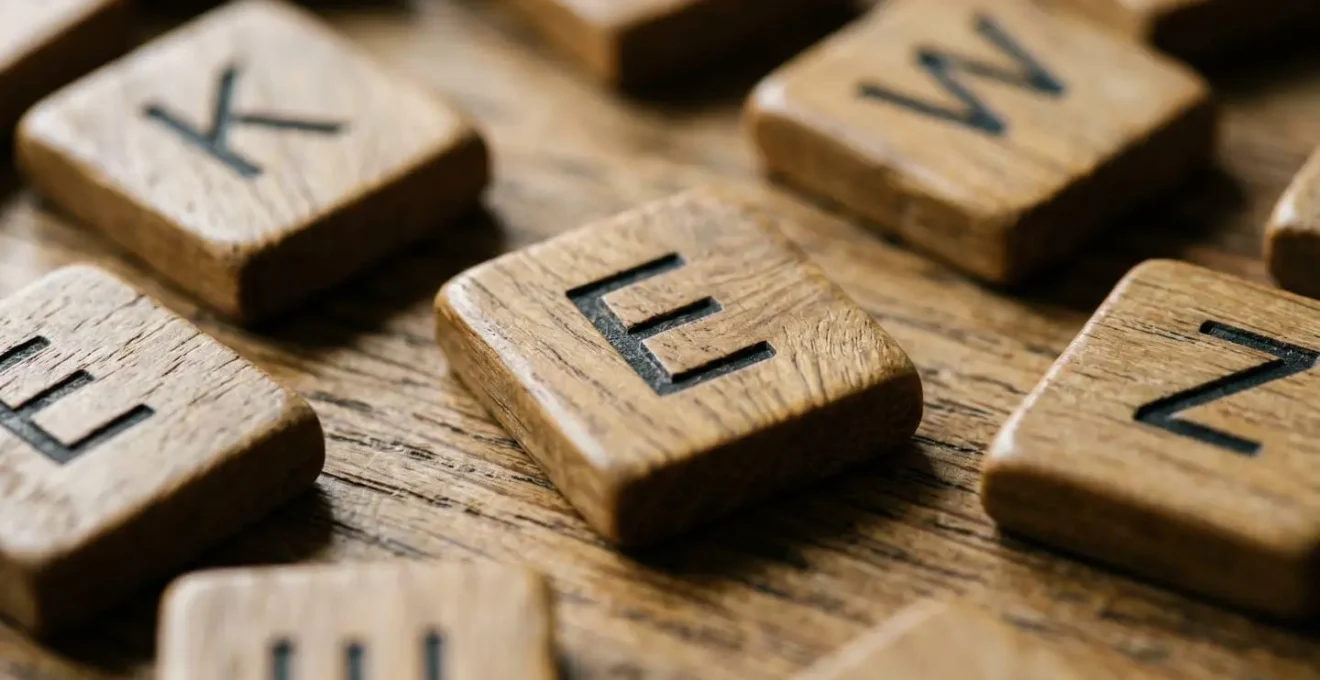 Plateau de Scrabble avec tuiles formant des mots stratégiques